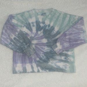 TNA TIE-DYED PURPLE AND GREEN CREW NECK. SIZE MEDIUM. WOMEN’S.